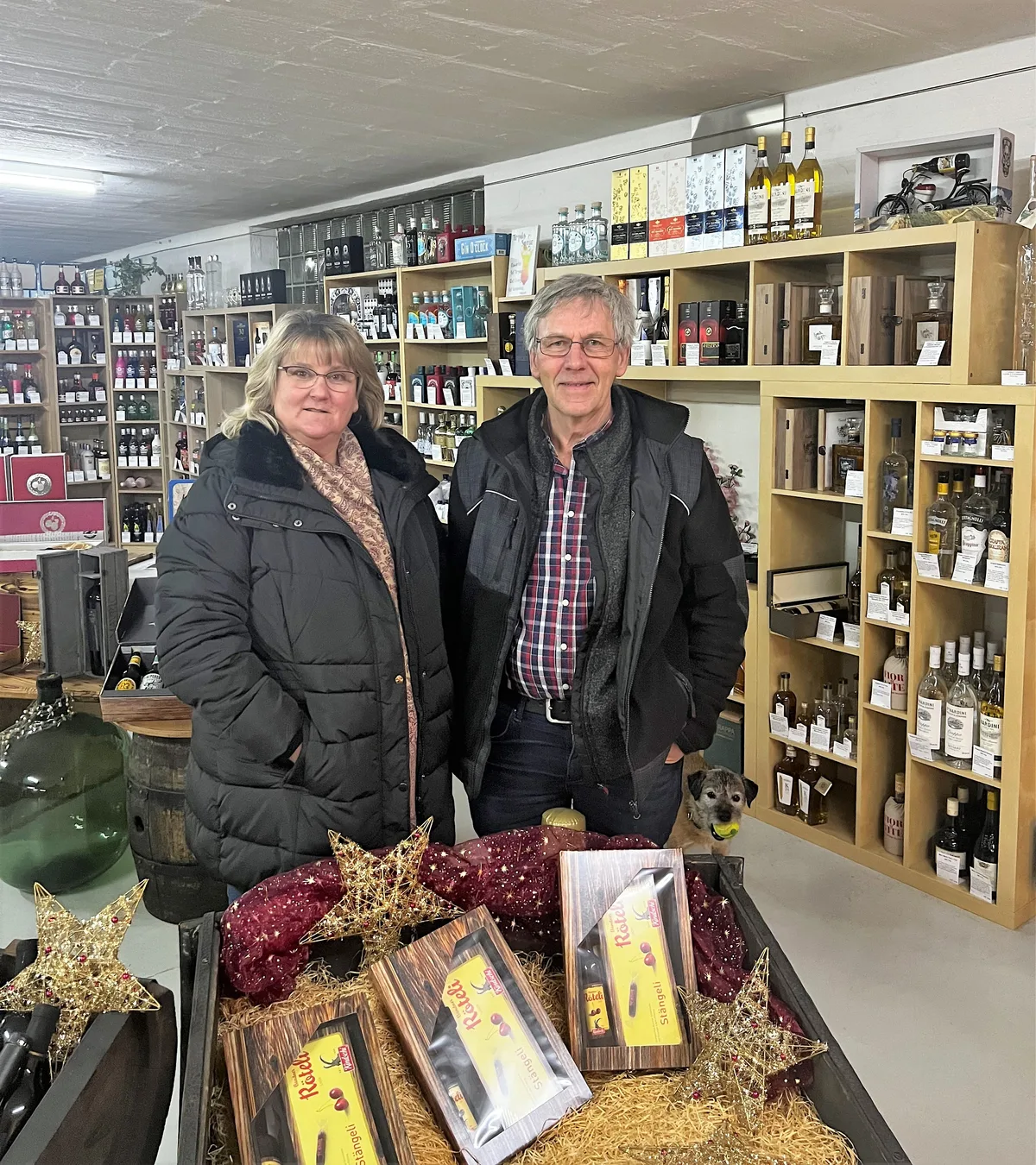 Eveline und Ernst Bösch in ihrem Laden in Effretikon. Man sieht einen Mann und eine Frau in einem Getränkeladen.